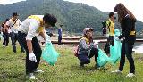 精進湖畔で清掃活動に励む参加者