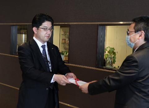 寄付金の目録を手渡す松本卓士所長(左)