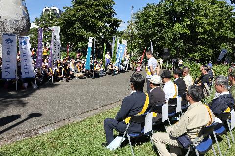 活動の継続を呼びかけた出発式=富士吉田・富士北麓公園