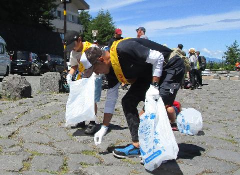 5合目ロータリー周辺のごみ拾いをする参加者=富士山
