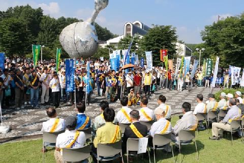 2000人の熱気に包まれた出発式=富士吉田市の富士北麓公園