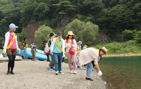 西湖畔でゴミを探す参加者=富士河口湖町西湖