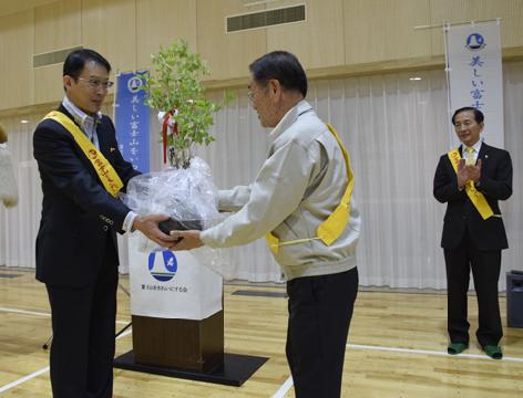 西桂・小林千尋町長（右）に苗木を贈呈する野口理事長