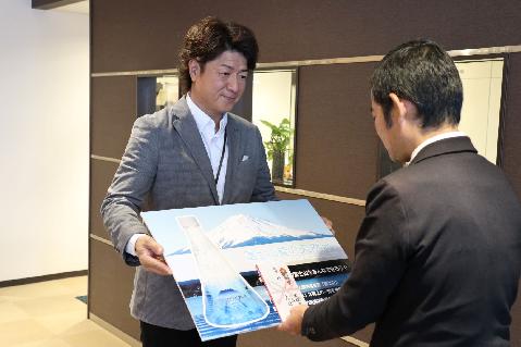 寄付金を寄贈する志村忠夫常務(左)