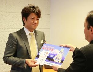 寄付金を贈呈する志村禎哉常務(左)=山日YBS本社