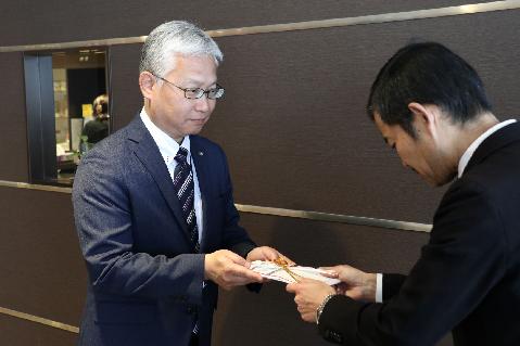 寄付金の目録を手渡す角谷俊彦所長(左)