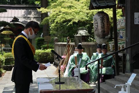 奉告文を読み上げる野口英一理事長