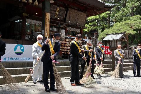 神前を掃き清める出席者の代表