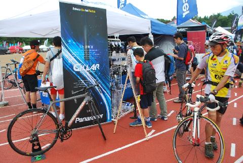 参加者で賑わう出展ブース