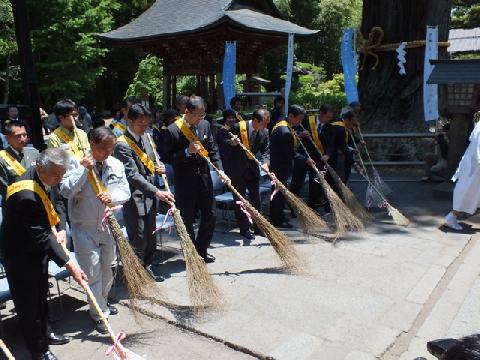 掃き初めをする出席者=富士吉田・北口本宮冨士浅間神社