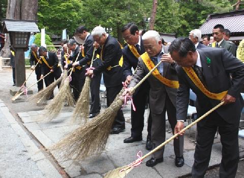 本年度の活動の安全を祈願しながら、神前を掃き清めました