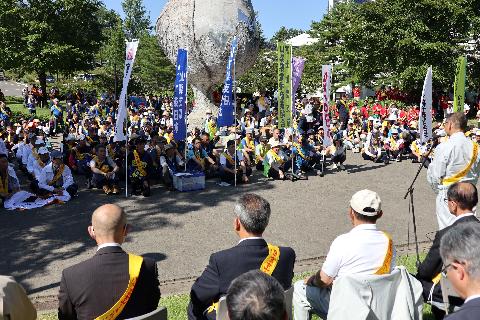 出発式に参加したボランティアら＝富士吉田・富士北麓公園