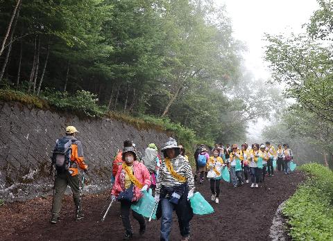 登山道で清掃活動する参加者