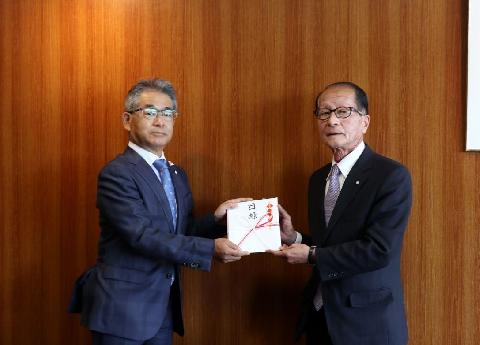 目録を手渡す渡辺喜久男大会会長(右)