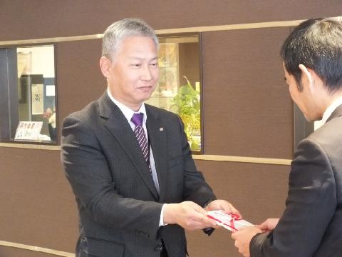 寄付金の目録を手渡す角谷俊彦所長(左)