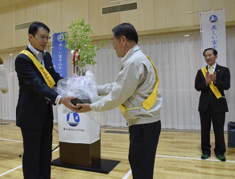 西桂・小林千尋町長(右)に苗木を贈呈する野口理事長