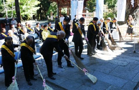 神前を掃き清める出席者