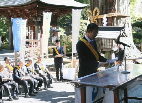 奉告文を奏上する野口英一理事長=北口本宮冨士浅間神社