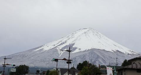 一夜で雪化粧した富士山=富士河口湖町内から