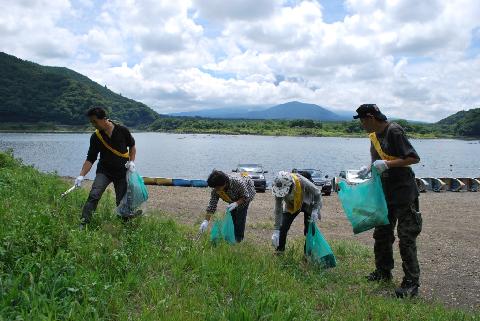 精進湖畔での清掃活動の様子