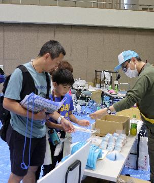 出場者らに富士山環境美化の呼び掛けをしました=富士北麓公園体育館