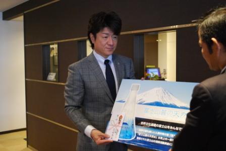 寄付金を寄贈する志村忠夫常務(左)