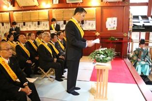 本年度の活動実績を神前に奉告する野口英一理事長