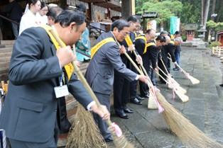 神前を掃き清める出席者